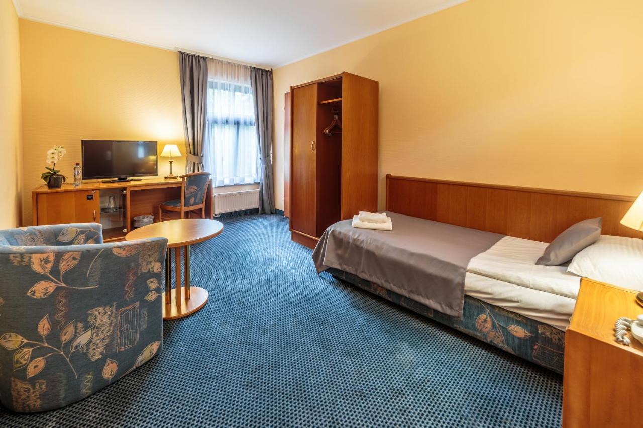 Hotel Fenix Єленя-Ґура Екстер'єр фото