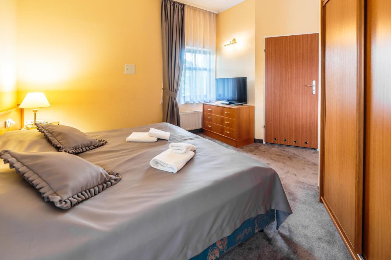 Hotel Fenix Єленя-Ґура Екстер'єр фото