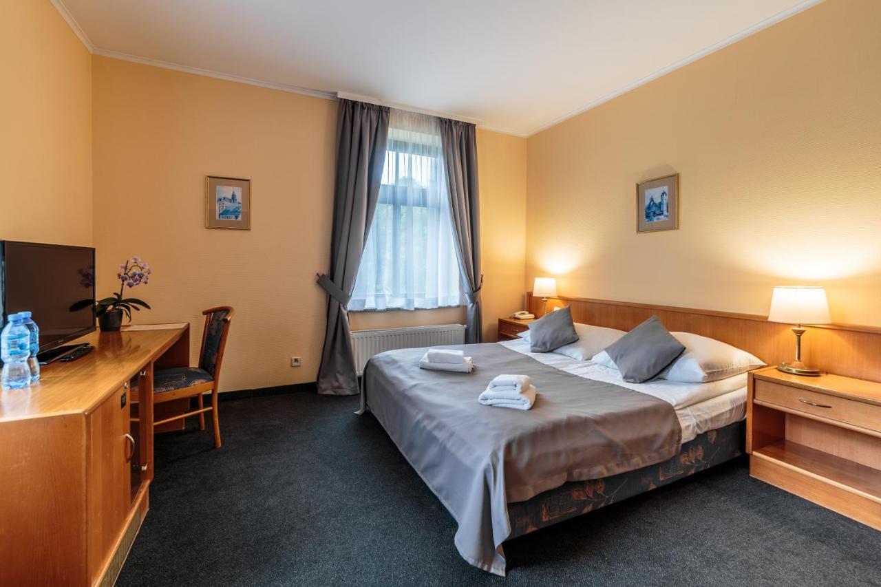 Hotel Fenix Єленя-Ґура Екстер'єр фото