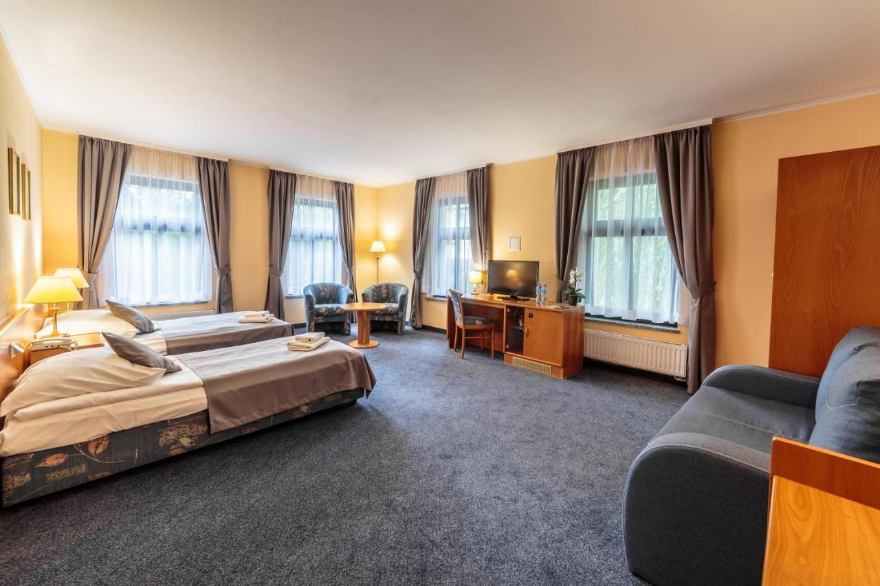 Hotel Fenix Єленя-Ґура Екстер'єр фото