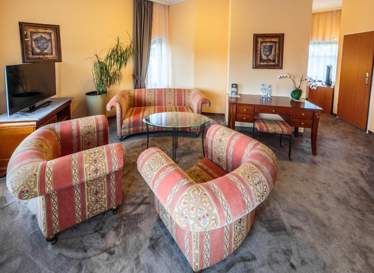 Hotel Fenix Єленя-Ґура Екстер'єр фото