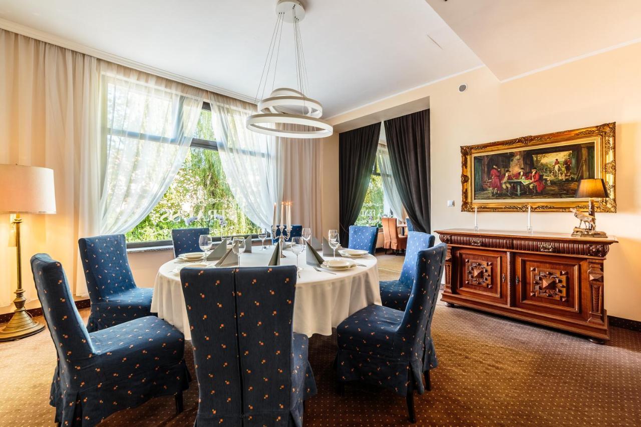 Hotel Fenix Єленя-Ґура Екстер'єр фото