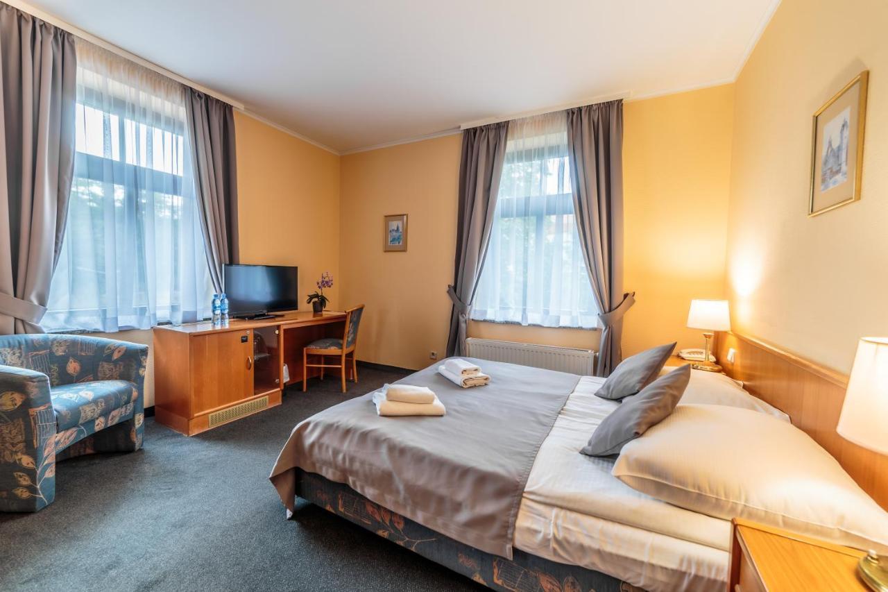 Hotel Fenix Єленя-Ґура Екстер'єр фото
