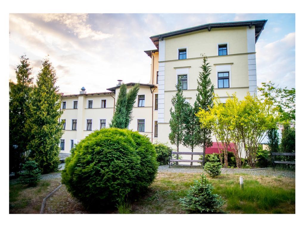 Hotel Fenix Єленя-Ґура Екстер'єр фото