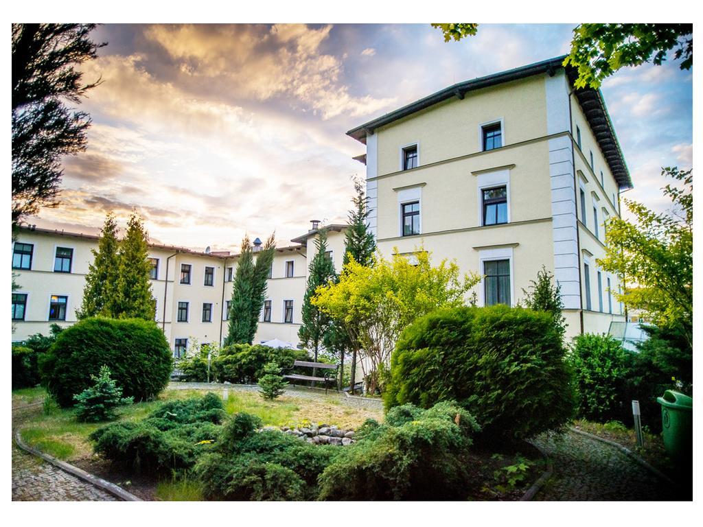 Hotel Fenix Єленя-Ґура Екстер'єр фото